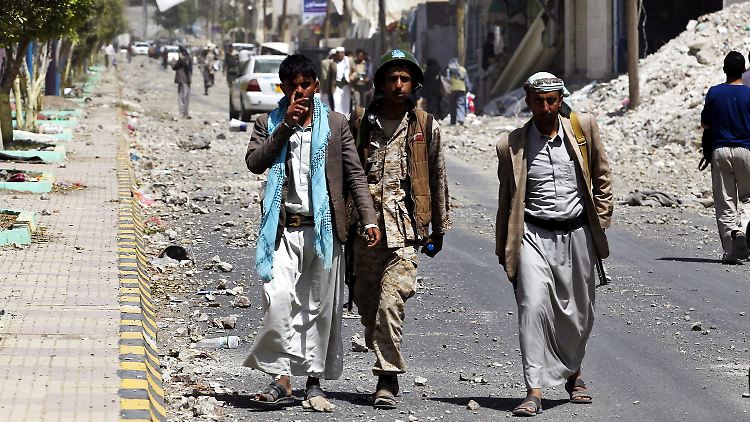 Huthi-Rebellen im zerstörten Sanaa