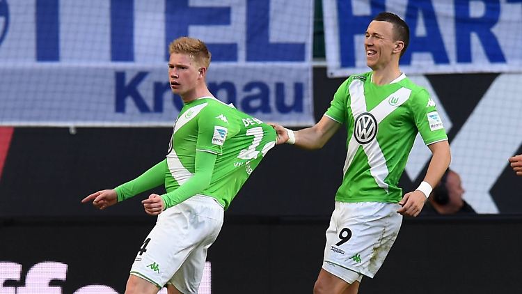 Wolfsburgs Mittelfeldstar Kevin de Bruyne zählt zu den begehrtesten Spielern Europas, der VfL muss keinen Profi aus finanziellen Gründen abgeben. Trotzdem ist offen, ob der Belgier in Wolfsburg zu halten ist.