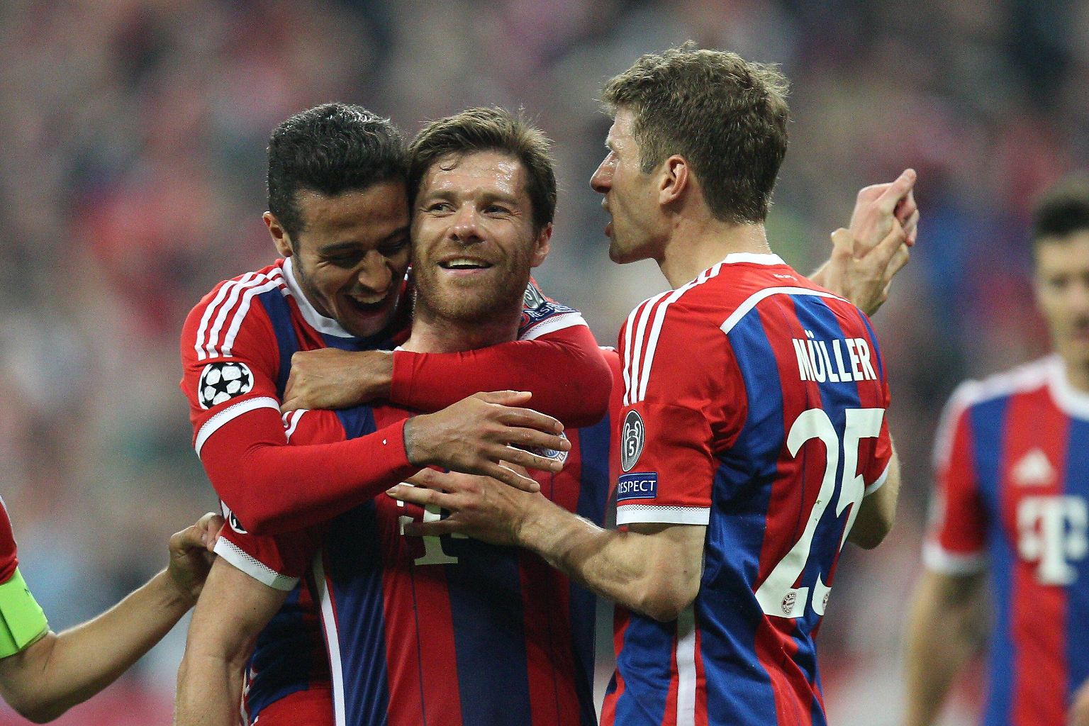 Die Spieler des FC Bayern lagen sich freudetrunken in den Armen.