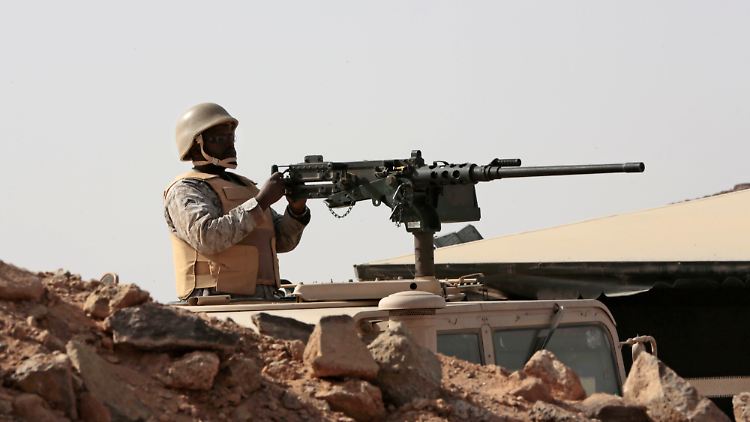 An der saudisch-jemenitischen Grenze stehen die Truppen der mächtigen Öl-Monarchie bereit zum Einmarsch.