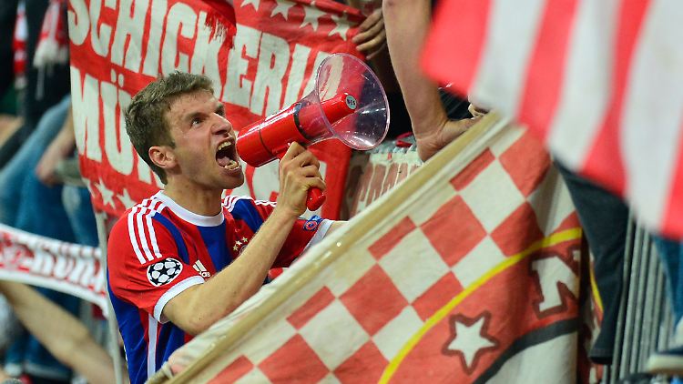 Gutes Zahnfleisch hat der Kollege Thomas Müller, nach 90 Minuten Champions League hatte er noch Kraft für einen Kletterspaß auf dem Zaun vor der Bayern-Kurve.