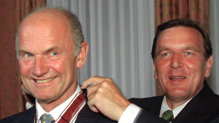 Gerhard Schröder zeichnete Ferdinand Piëch 1997 mit der niedersächsischen Landesmedaille aus.