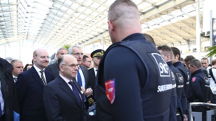 Innenminister Cazeneuve im Kreis von Sicherheitskräften.