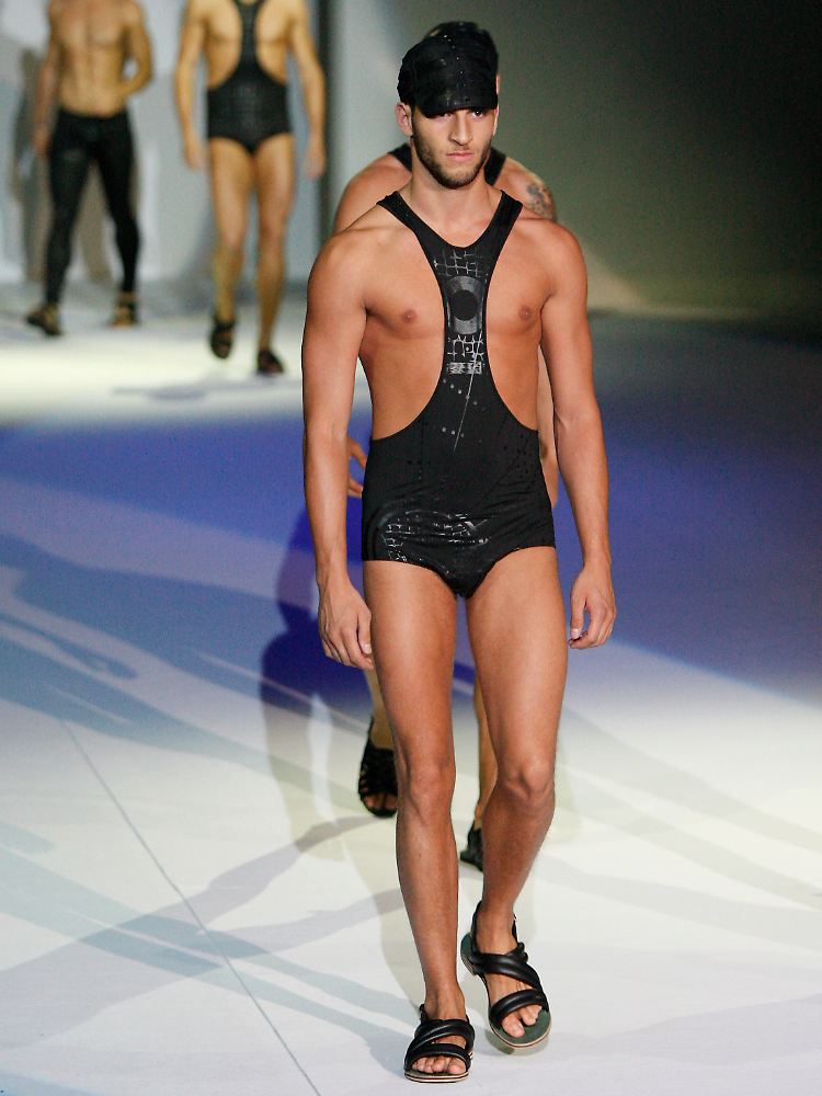Sehen Sie hier eine besonders heterosexuelle Kreation des Designers Giorgio Armani.