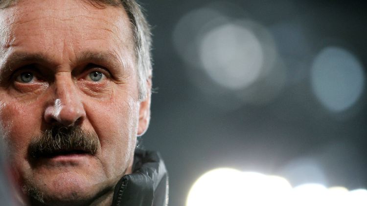 Peter Neururer glaubt fest an ein neues Engagement in der nächsten Saison.