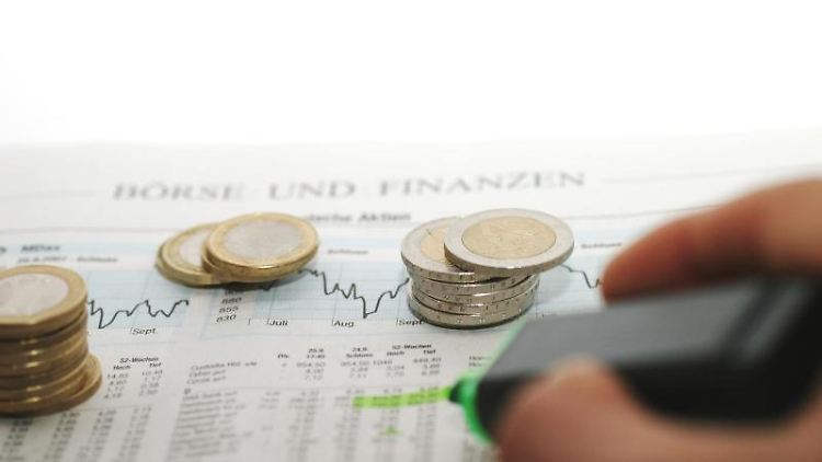 Um das Gesamtrisiko zu begrenzen, sollten Anleger ihr Geld gut verteilen. Diese Anlagestrategie wird auch Diversifikation genannt.