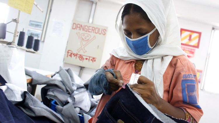 Auch zwei Jahre nach der Katastrophe haben sich die Arbeitsbedingungen in Bangladesch nicht wesentlich verbessert.