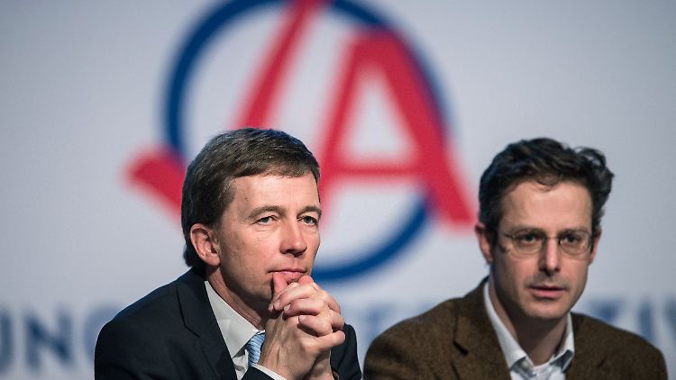 Harmonisch ist das Verhältnis von Bernd Lucke (l) und NRW-Landeschef Pretzell (re) schon lange nicht mehr.