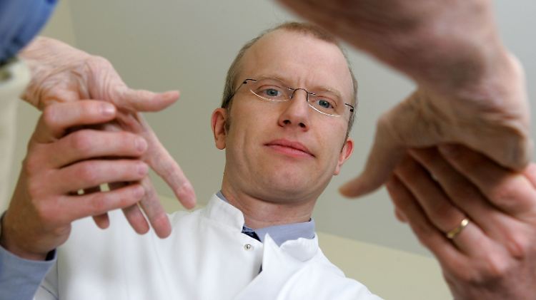 Rheuma ist der Überbegriff für eine Gruppe entzündlicher Erkrankungen, die hauptsächlich an den Bewegungsorganen auftreten und oft mit Schmerz oder Einschränkungen verbunden sind.