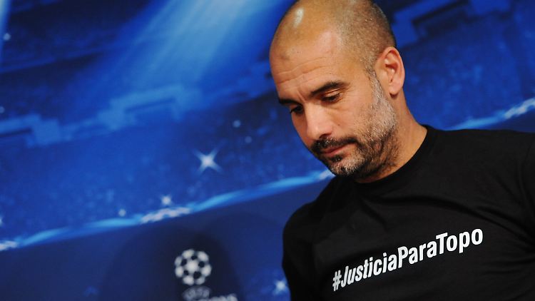 Shirt mit menschlicher Botschaft: Bayern-Trainer Josep Guardiola trug es bei der Pressekonferenz vorm Viertelfinal-Rückspiel gegen den FC Porto.