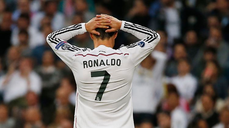Ob er da schon weiß, dass er das "Singen" lieber hätte lassen sollen? Cristiano Ronaldo im Spiel Real gegen Atletico in der CL.