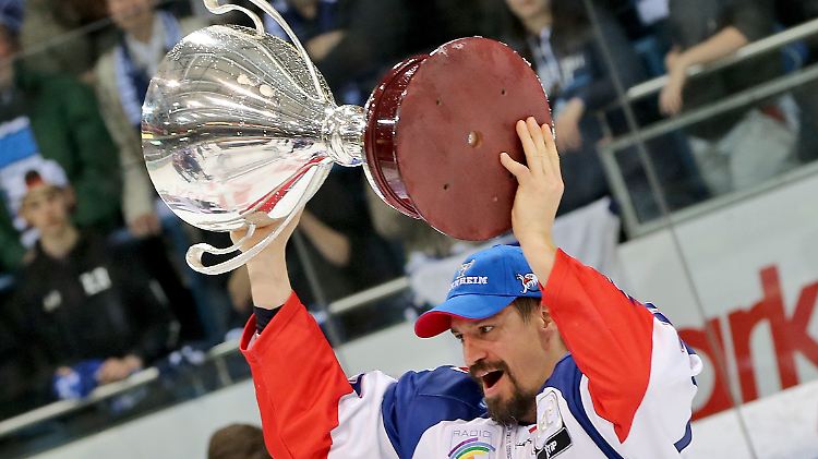 Mannheims Jochen Hecht bejubelt mit dem Pokal die Deutsche Meisterschaft.