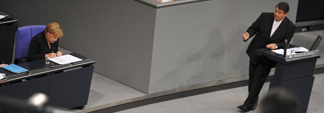 Merkel macht sich Notizen, um auf die engagierte Rede Gabriels zu antworten.