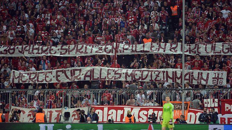 Die Bayern-Fans zeigten Flagge beim Rückspiel gegen Porto in München.