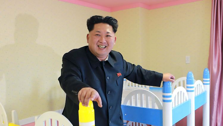 Offizielle Fotos zeigen Nordkoreas Staatsführer Kim Jong-Un beim Besuch eines neuen Waisenhauses.