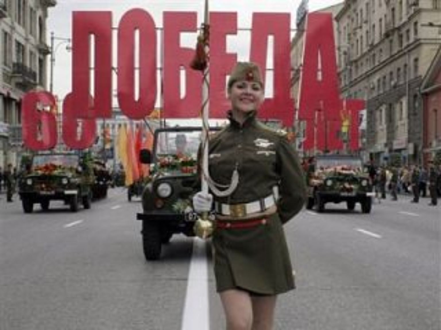 Die Russen und Russinnen feiern den 60. Jahrestag des Sieges im "Großen Vaterländischen Krieg". Sie feiern alle, obwohl ...