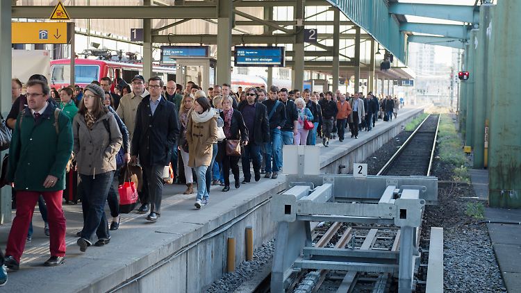 Voller Bahnsteig in Stuttgart.