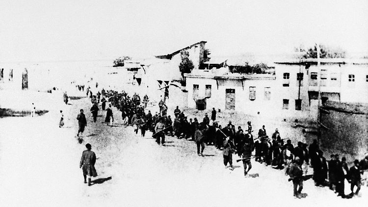 Diese Aufnahme aus dem Jahr 1915 zeigt Armenier auf einem Marsch im damaligen Osmanischen Reich - ihr Ziel war der Tod.