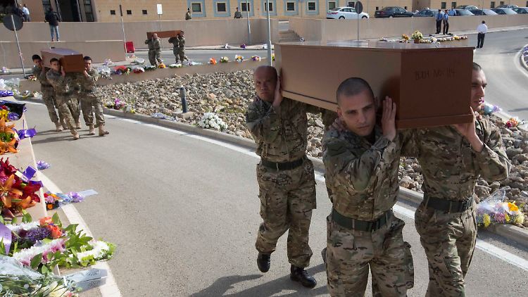 Auf Malta wurden 24 Opfer der Flüchtlingskatastrophe vom Wochenende bei einer Trauerfeier beigesetzt. Insgesamt sollen dabei 800 Menschen ums Leben gekommen sein.