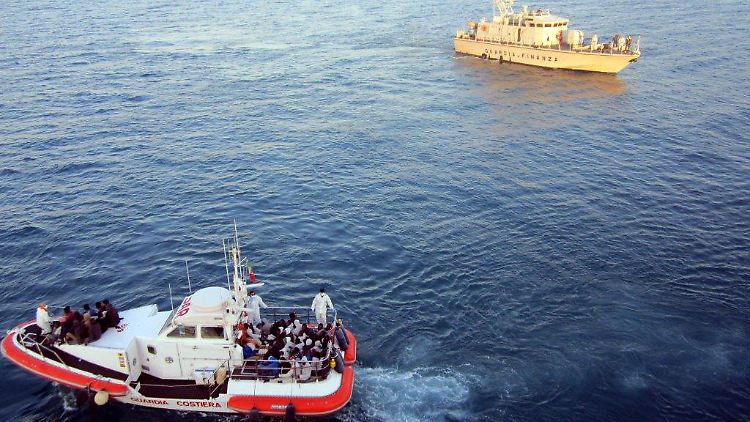 Immer wieder ist die italienische Küstenwache im Einsatz, um Flüchtlinge im Seenot zu retten wie hier im April.