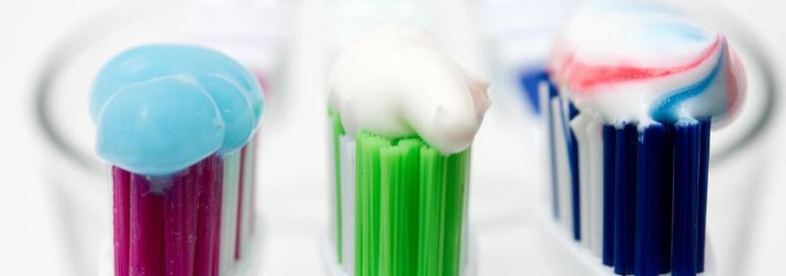 Welche Zahnpasta wirkt? Wichtig ist in jedem Fall, dass sie Fluorid enthält.