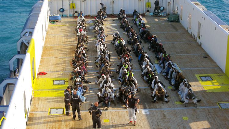 Erst am 13. April 2015 rettete die Hamburger Reederei Opielok wieder Hunderte Flüchtlinge aus dem Mittelmeer.