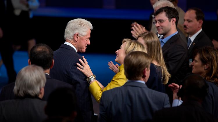 Normalerweise lassen sich die Clintons für ihre Stiftung feiern - jetzt hagelt es Kritik.