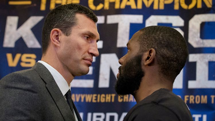 Klitschko und Jennings beim obligatorischen "stare down". 