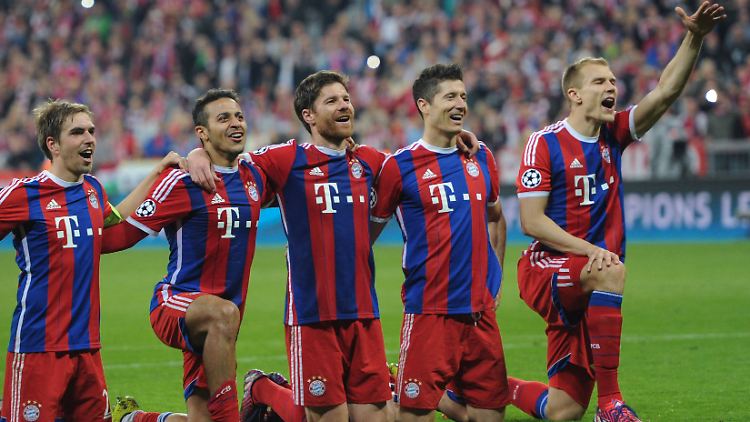 Triumpg gegen Porto: Die Herren Lahm, Thiago, Alonso, Lewandowski und Badstuber feiern.