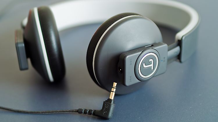 Wenn der Akku leer ist, spielt der Teufel Airy mit Kabel weiter.