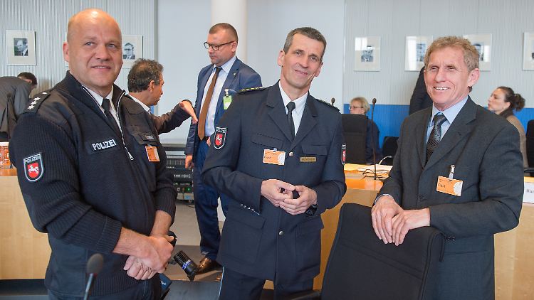 Polizeihauptkommisar Frank Lange (l.), Polizeidirektor Frank Kreykenbohm (r.) und Göttingens Polizeipräsident Robert Kruse wissen auch nicht, wo das Leck war.