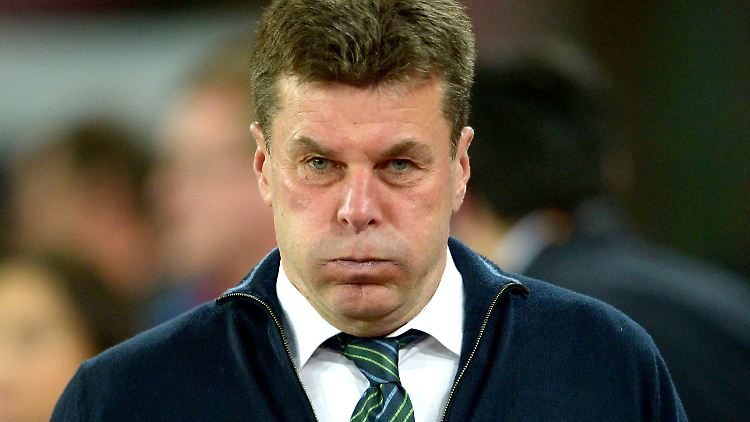 Puh, Unentschieden statt Klatsche: Wolfsburgs Trainer Dieter Hecking scheidet mit seiner Mannschaft im Viertelfinale der Europa League am SSC Neapel.
