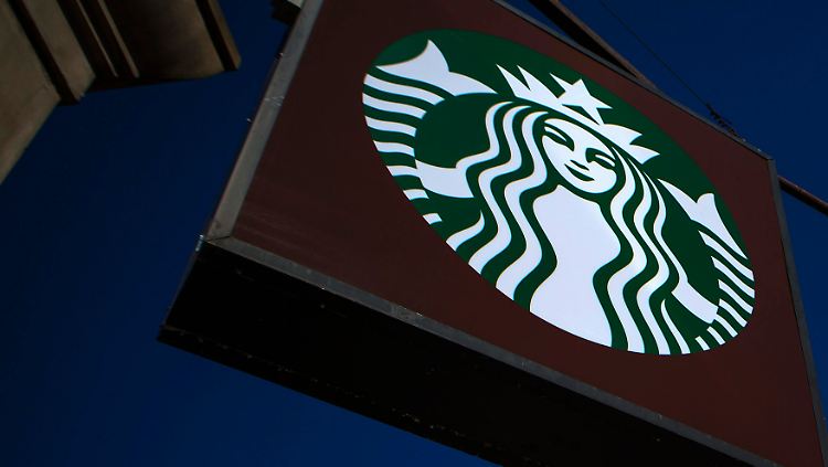 Starbucks toppt nicht, aber liefert. Die Anleger danken es.