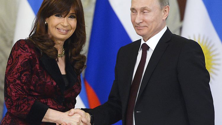 Händedruck zum historischen Abkommen: Kirchner und Putin.