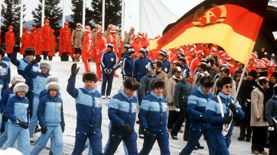 Die XIII. Olympischen Winterspiele in Lake Placid, 1980: Die DDR-Mannschaft zieht hinter Fahnenträger und Eiskunstläufer Jan Hoffmann ins Stadion ein.