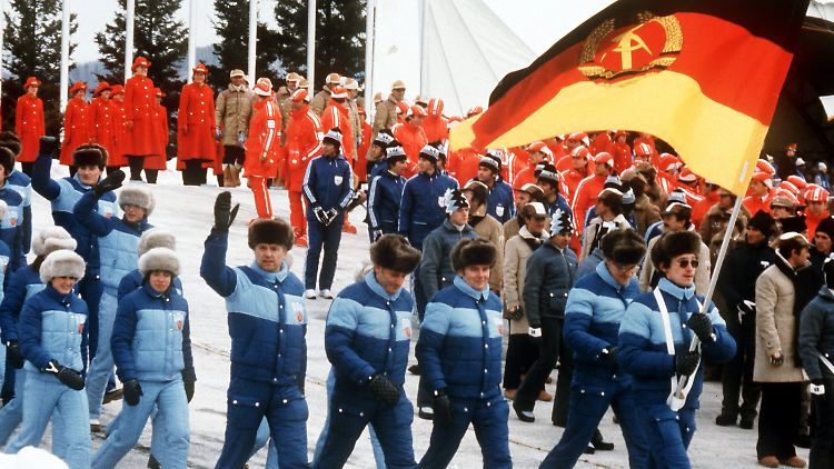 Die DDR-Mannschaft beim Einmarsch der Nationen zur feierlichen Eröffnung der XIII. Olympischen Winterspiele in das Stadion von Lake Placid 1980.