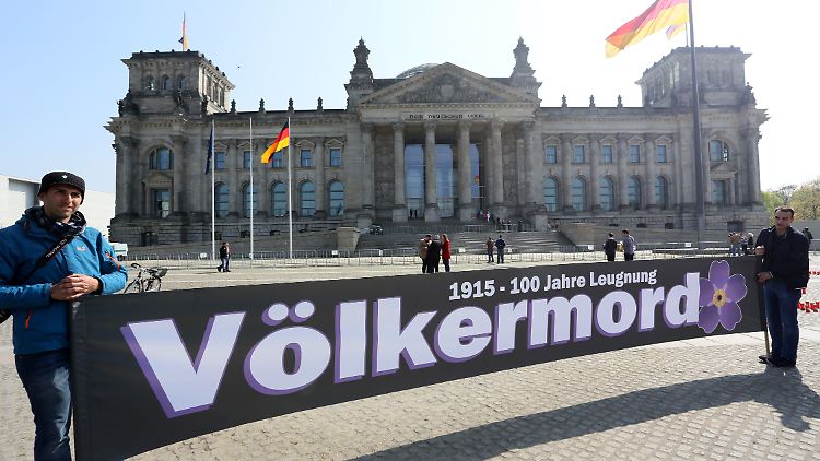 "Völkermord" ist auf dem Transparent zu lesen, das armenische Demonstranten am im April vor dem Reichstagsgebäude in Berlin halten. Im Deutschen Bundestag fand zuvor eine Debatte zu Vertreibung und Massakern an Armeniern 1915/16 statt.