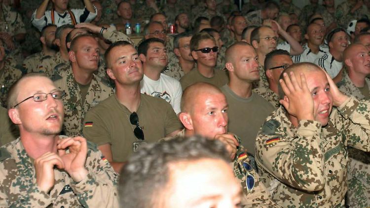 Über Bundeswehr TV sollen Soldaten - wie hier im afghanischen Masar-i-Scharif - etwa Fußballspiele schauen können. Nur ist das auch über andere Sender möglich.
