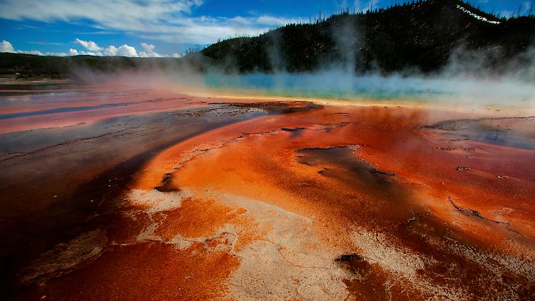 Bakterien und Mikroorganismen sorgen für ein magisches Farbenspiel in den heißen Quellen des Yellowstone Nationalparks.