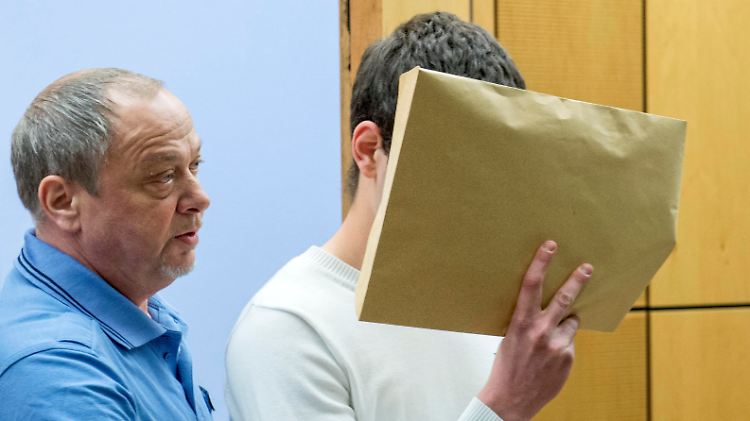 2015-04-24T092548Z_1899506447_LR2EB4O0Q6OR4_RTRMADP_3_GERMANY-CRIME.JPG8432577754662881686.jpg