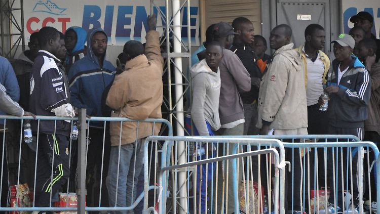 Erst gestern rettete die italienische Küstenwache wieder mehr als 200 Flüchtlinge aus Seenot.