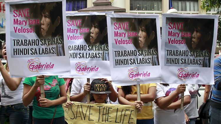 Protestler fordern die Freilassung der Phillippinerin Veloso in Manila. Neben ihr droht auch 8 weiteren Ausländern die Hinrichtung durch ein Erschießungskommando.l