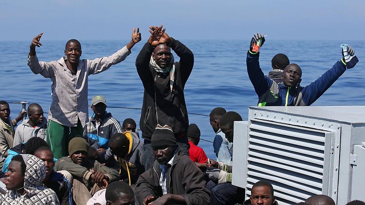Diese Flüchtlinge wurden am Donnerstag auf das italienische Festland gebracht. Dort bleiben aber die wenigsten.