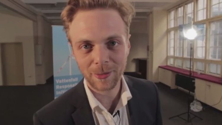 Der angebliche Pressesprecher von Vattenfall hier zu sehen in der Lobby des Konzerns. Das Peng!-Kollektiv hat die Aktion dokumentiert und bei Youtube hochgeladen. (Screenshot vom Video)