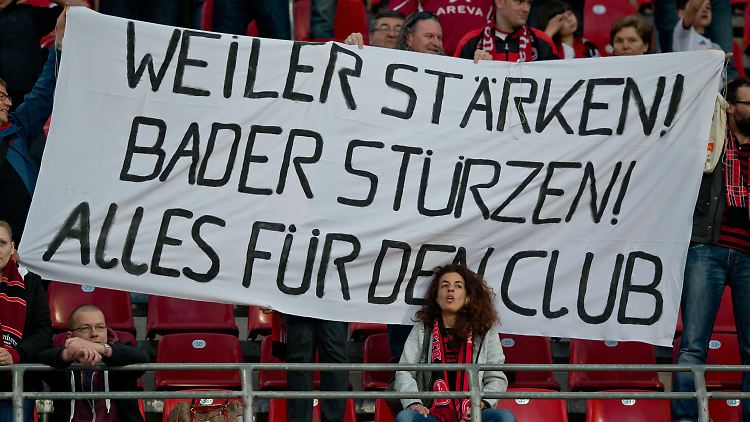 "Weiler stärken! Bader stürzen! Alles für den Club" ist auf einem Banner von Fans des 1. FC Nürnberg zu lesen.