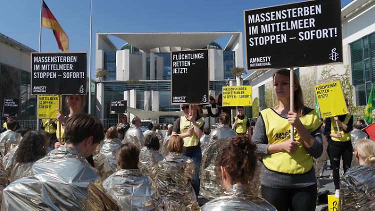 Vor dem Kanzleramt demonstrierten Amnesty-Aktivisten gegen die EU-Flüchtlingspolitik.