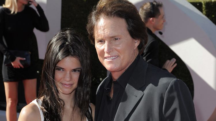 Bruce Jenner (r.) mit seiner leiblichen Tochter Kendall.