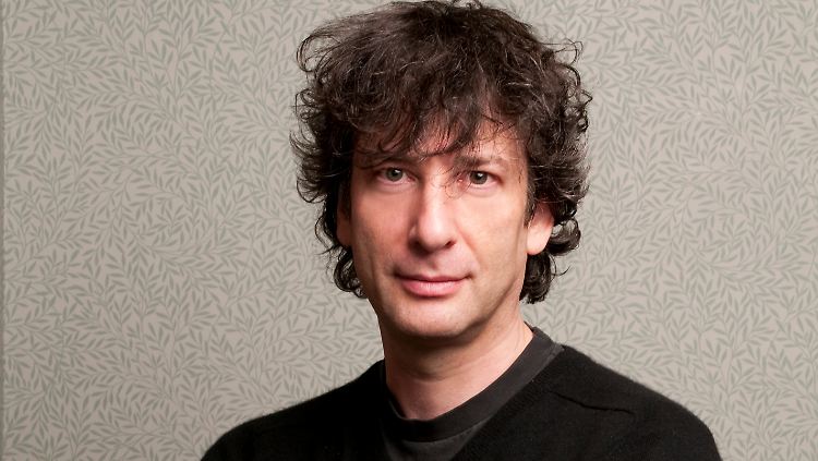 Neil Gaiman, 1960 in England geboren, lebt mittlerweile mit seiner zweiten Ehefrau Amanda Palmer in den USA. Sie erwarten ihr erstes gemeinsames Kind.