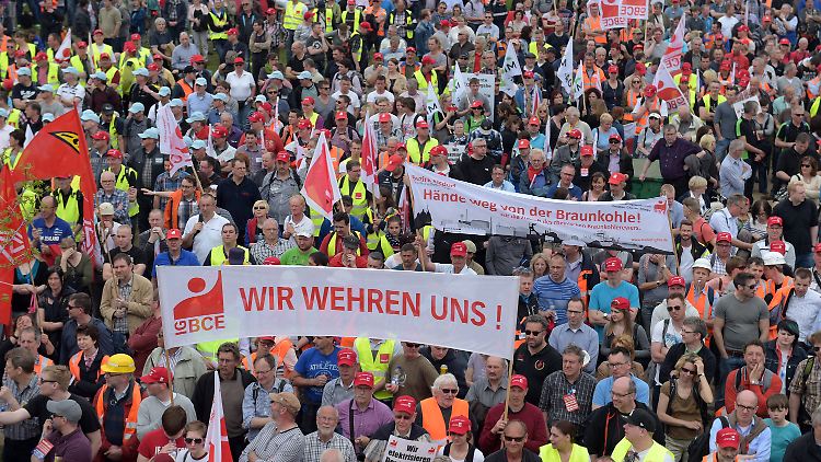 Die Gewerkschaften machen sich auf der Straße für den Kohleabbau stark. Hier demonstrieren sie vor dem Kanzleramt.