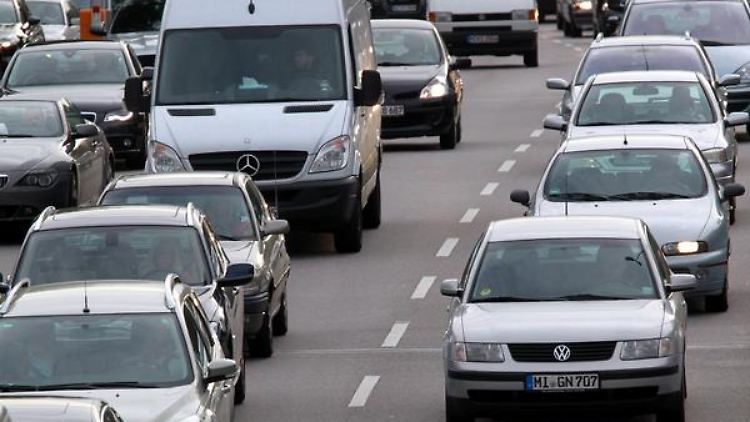 Die Deutschen und ihre Autos: Während Männer eher mit ihren Fahrzeugen schimpfen, finden Frauen häufiger liebevolle Worte für ihr Gefährt.